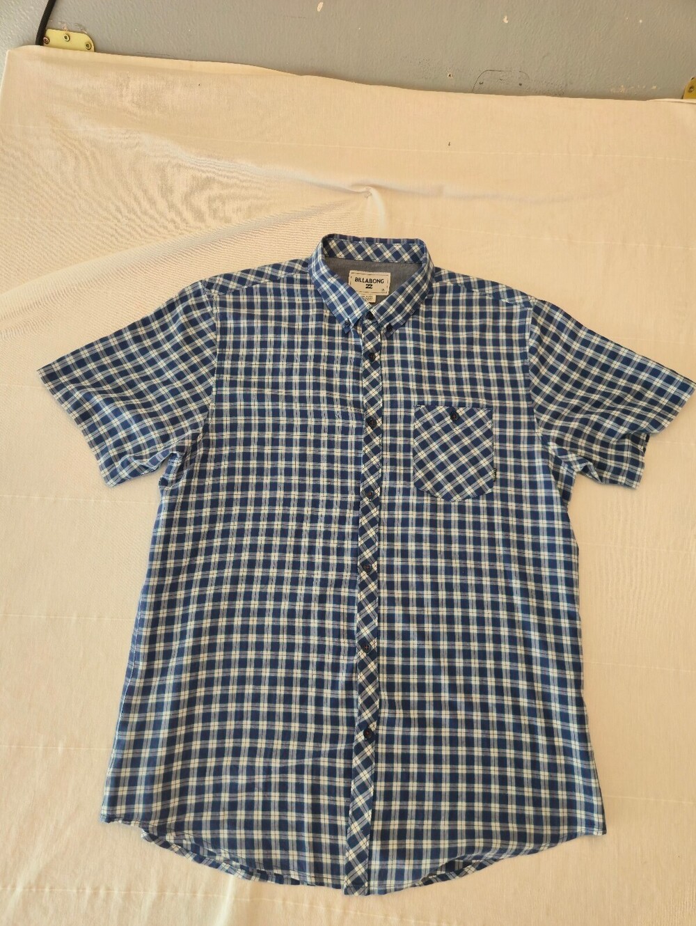 Billabong Men's XL Blue Plaid Short Sleeve Button-Up Shirt